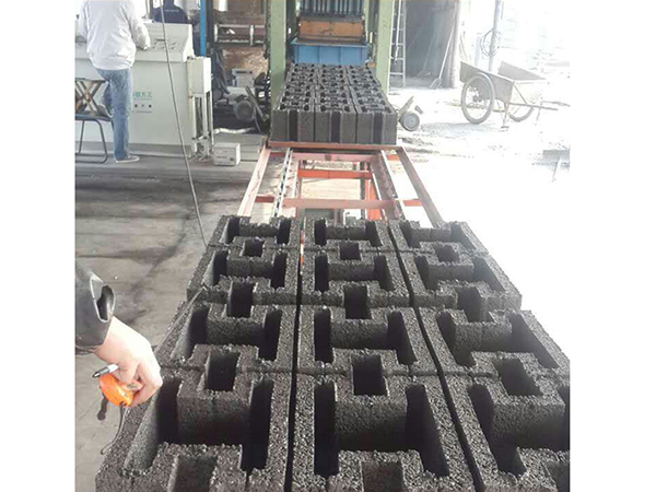 設備生產磚的現場